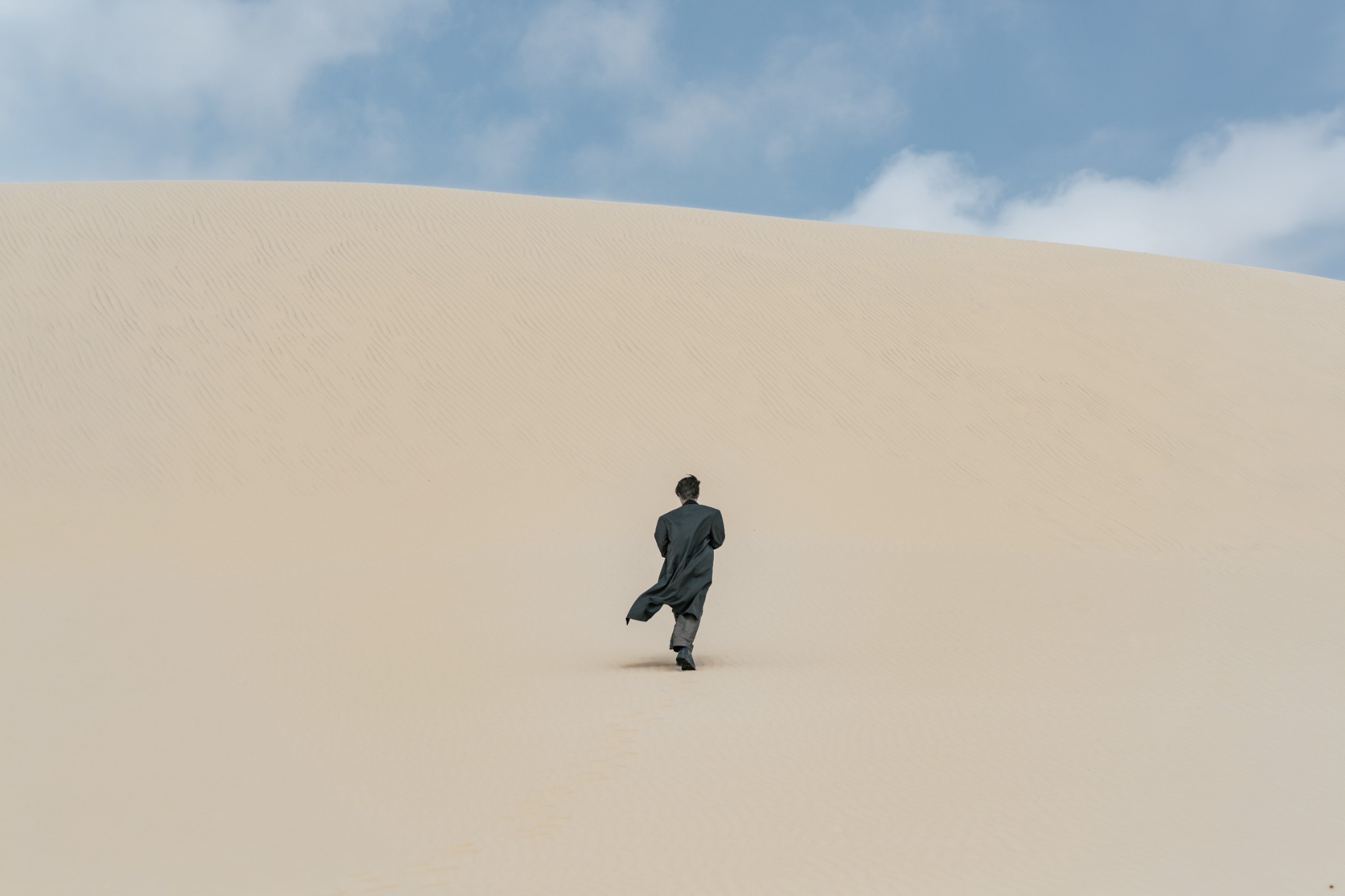 VUCATTUONG walking toward the dune ridge
